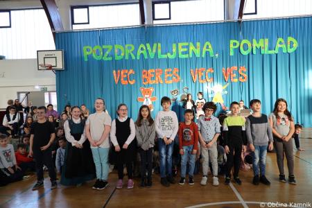 Otroci Osnovne šole Marije Vere so pozdravili pomlad in se spomnili knjižnih junakov (39)